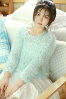 女生上课玩小玩具